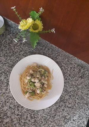 Una foto de Fideos con salsa de pollo y brócoli