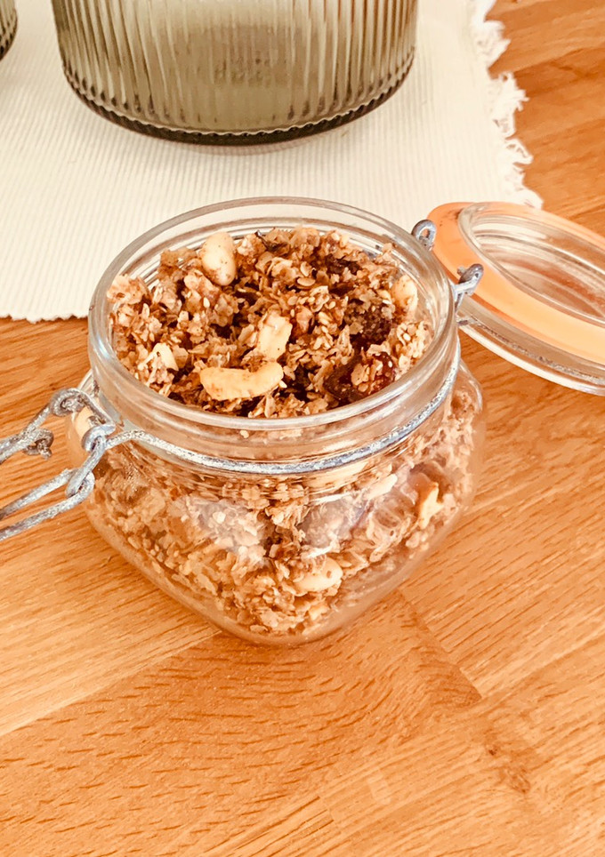 Una foto de Granola muy fácil con anacardos, almendras y nueces