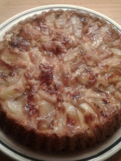 Una foto de Torta invertida de manzana y vainilla. Horno