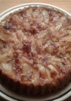Una foto de Torta invertida de manzana y vainilla. Horno