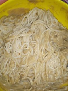 Una foto de Pasta con salsa de champiñones y calabacín