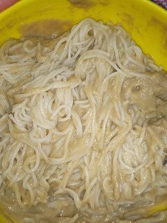 Una foto de Pasta con salsa de champiñones y calabacín