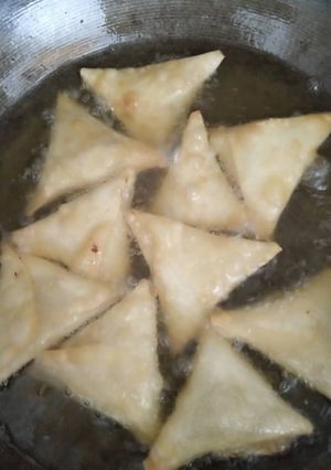 A picture of Chicken Samosa.
