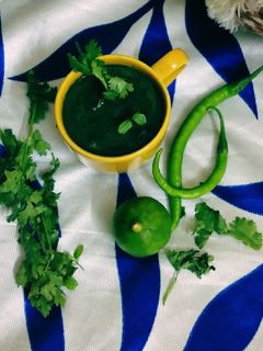 पुदीना और हरे धनिये की चटनी(pudina aur hare dhaniye ki chutney recipe in hindi) रेसिपी मुख्य फोटो
