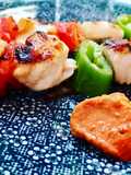 Brochetas de rape y merluza con salsa romescu y cachelos al pimentón