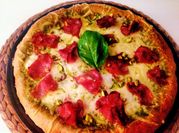 Una foto de pizza pesto