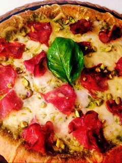 Una foto de Pizza con pesto de pistachos y mortadela