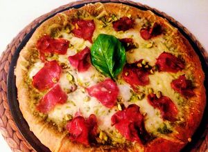 Foto principal de Pizza con pesto de pistachos y mortadela