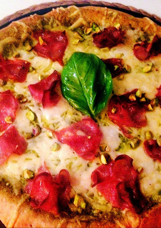 Una foto de Pizza con pesto de pistachos y mortadela