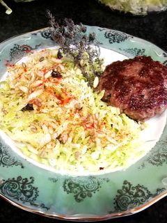 Una foto de Hamburguesa al curry con ensalada de repollo y semillas al tomillo