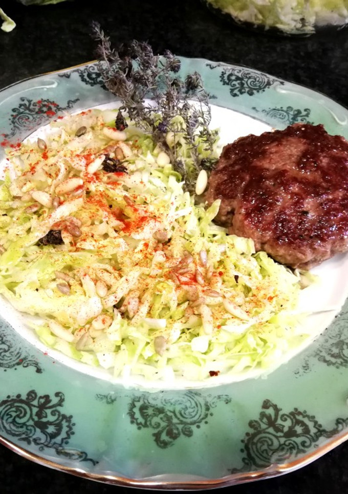 Una foto de Hamburguesa al curry con ensalada de repollo y semillas al tomillo