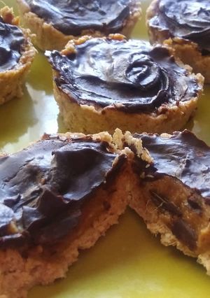 Una foto de Pie de dátiles y chocolate