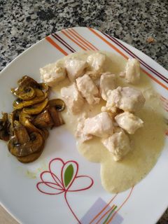 Una foto de Pechuga al cava con champiñón salteado