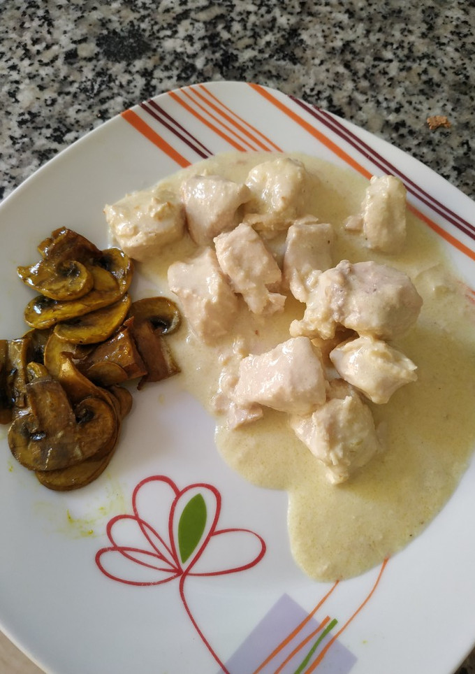 Una foto de Pechuga al cava con champiñón salteado