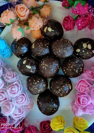 A picture of Millet ladoo nachni with chocolate.