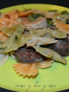 Una foto de Ensalada tibia de pajaritas, butifarras y salsa de boletus