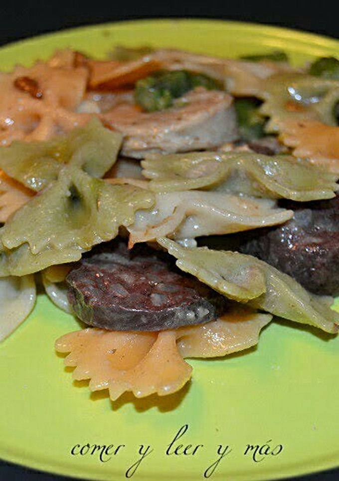 Una foto de Ensalada tibia de pajaritas, butifarras y salsa de boletus