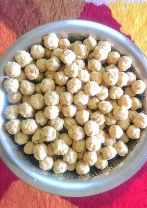 A picture of Coconut Rava ladoo.