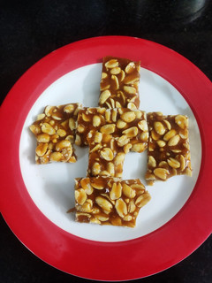 સીંગ ની ચીકી(Peanut Chikki Recipe in Gujarati) રેસીપી મુખ્ય ફોટો