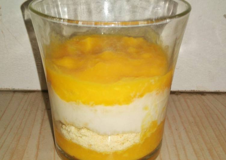Mango crumble yogurt