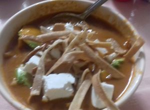 Una foto de Sopa de tortilla con polvo y camarones secos para la cuaresma Doña Chole