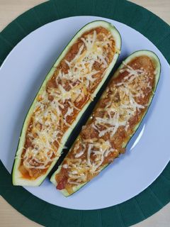 Una foto de Calabacín relleno de atún y verduras