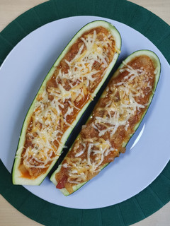 Una foto de Calabacín relleno de atún y verduras