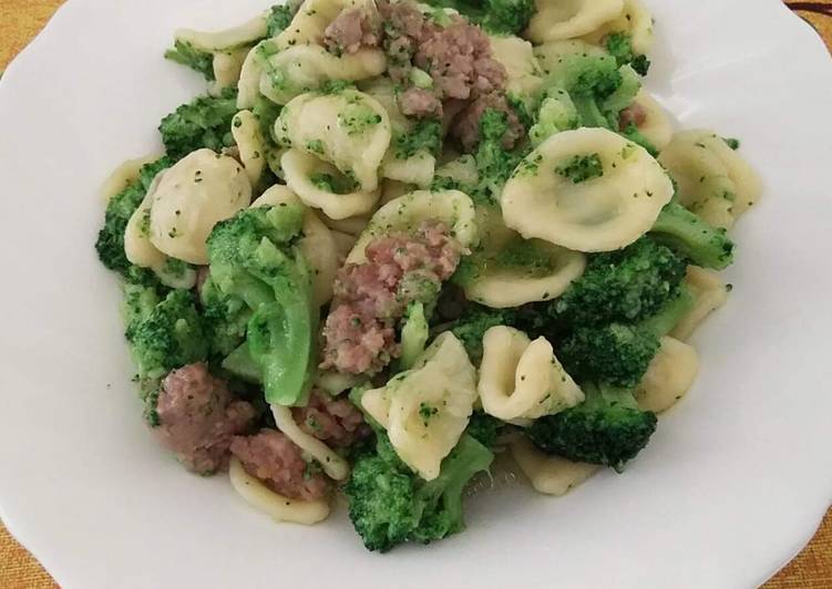 Orecchiette con cime di rape e salsiccia