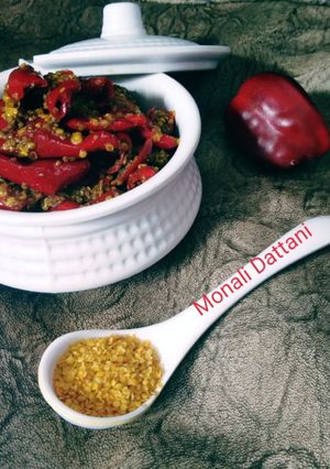 લાલ મરચાનું અથાણું (Lal Marcha Athanu Recipe In Gujarati) રેસીપી મુખ્ય ફોટો