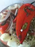 Chile poblano rojo en escabeche rellenos de frijol y plátano, con salsa de huauzontle