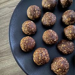 A picture of Peanut Butter Oatmeal Balls (no bake snack).