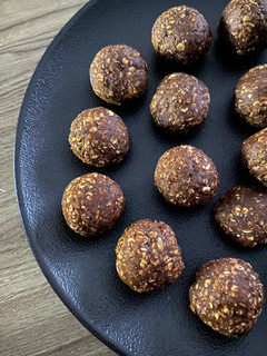 A picture of Peanut Butter Oatmeal Balls (no bake snack).