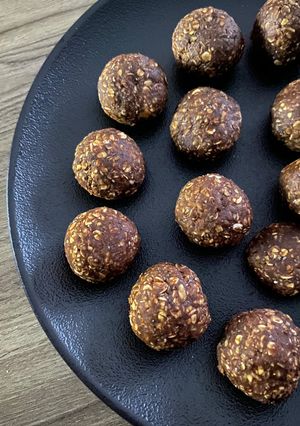 A picture of Peanut Butter Oatmeal Balls (no bake snack).