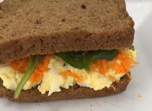 Una foto de Egg salad sándwich (sándwich salado de huevo)-Receta BBB