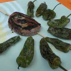 Una foto de Rolling de espinacas con pimientos del padrón