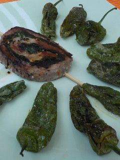 Una foto de Rolling de espinacas con pimientos del padrón