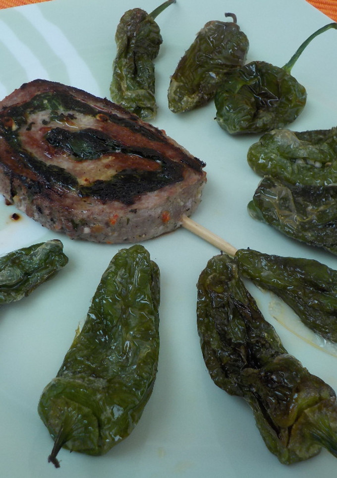 Una foto de Rolling de espinacas con pimientos del padrón