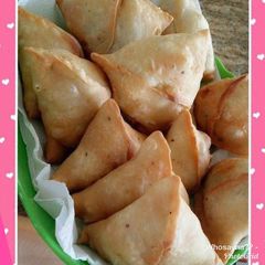 A picture of Whosayna’s Arabian Samosas.