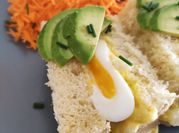 Une photo de avocat snacks