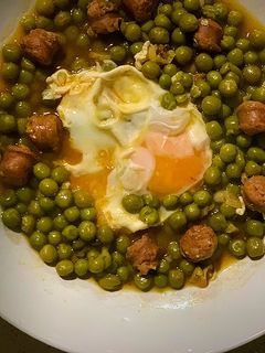 Una foto de Guisantes, chistorra y huevo
