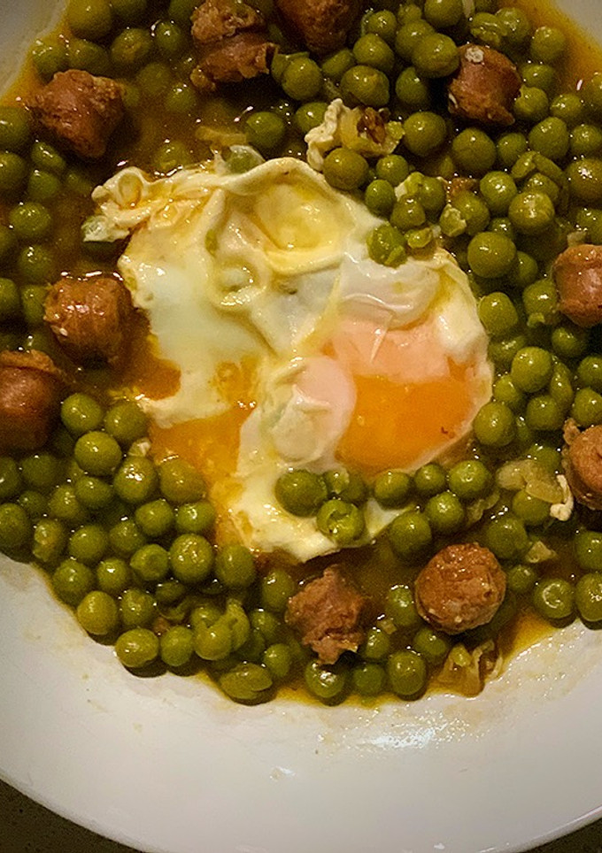 Una foto de Guisantes, chistorra y huevo