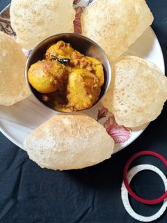 লুচি আলুর দম(Luchi Aloor Dum Recipe in bengali) রেসিপির প্রধান ছবি