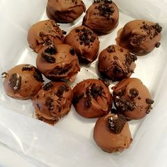 A picture of Brownie truffles topped with oreos.