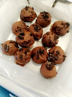 A picture of Brownie truffles topped with oreos.
