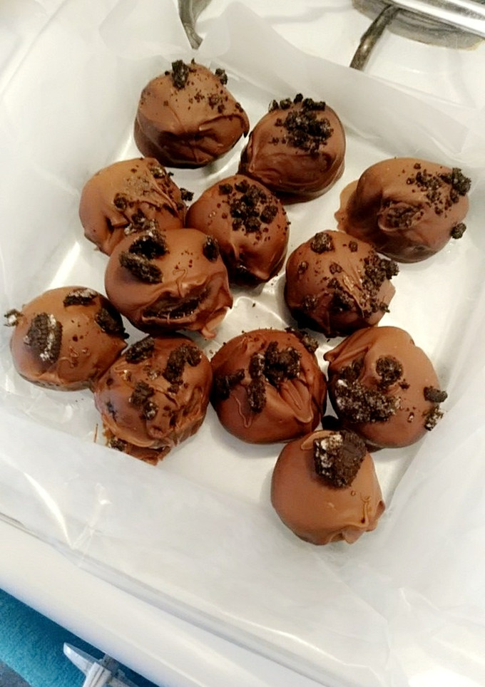 A picture of Brownie truffles topped with oreos.
