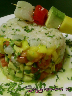 Una foto de Tartar de Bacalao marinado con mango y aguacate
