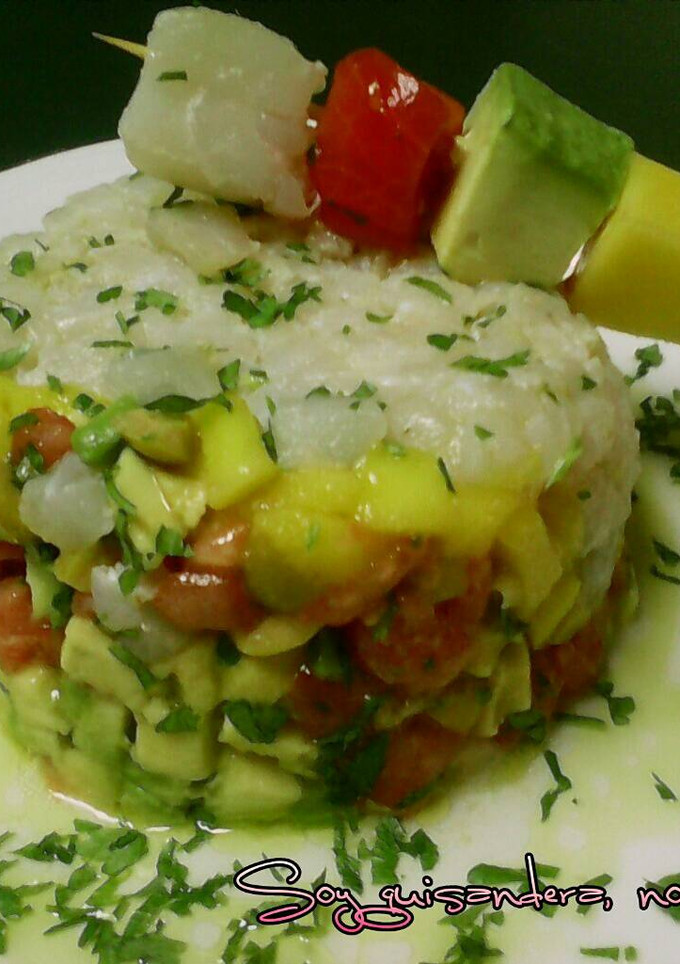 Una foto de Tartar de Bacalao marinado con mango y aguacate