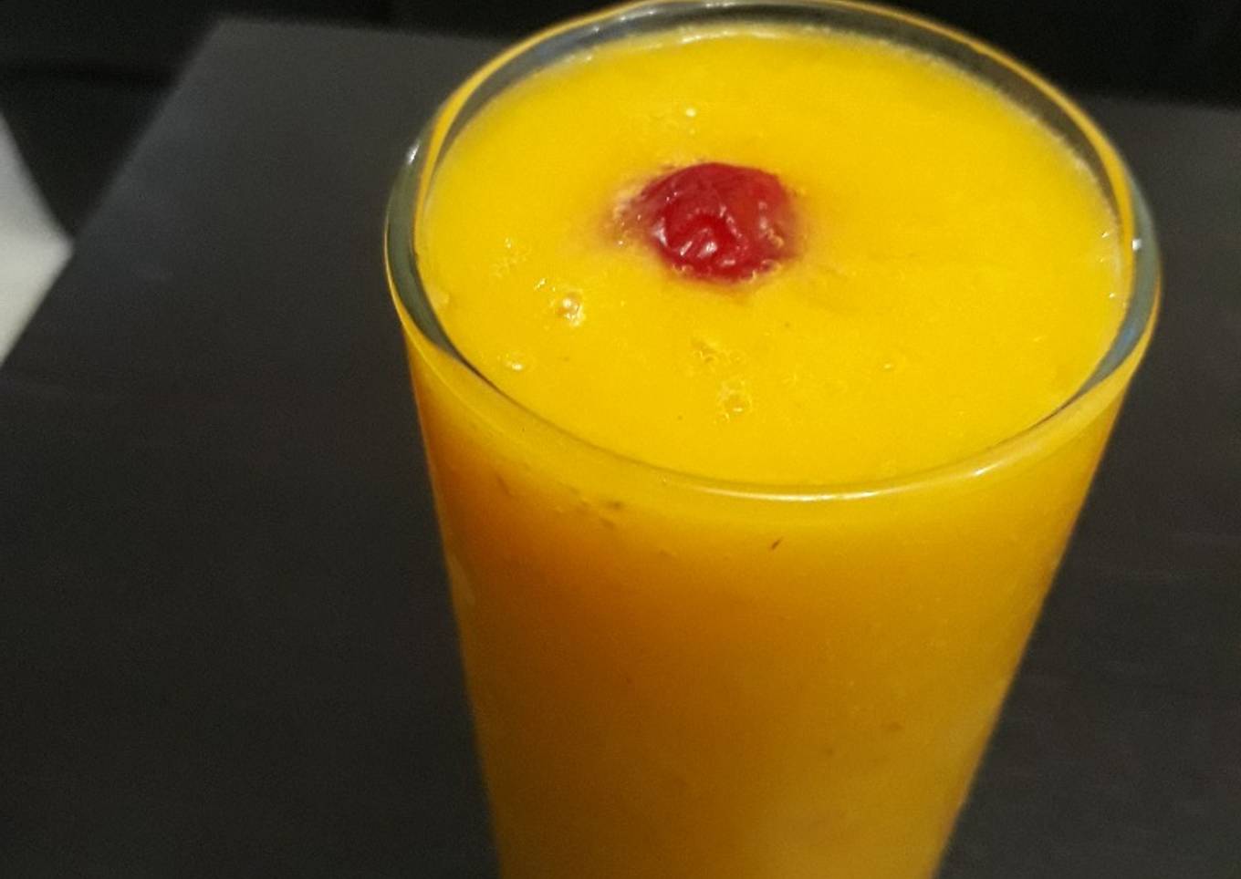 Mango and pineapple smoothie