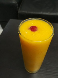 A picture of Mango and pineapple smoothie.