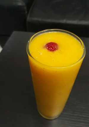 A picture of Mango and pineapple smoothie.